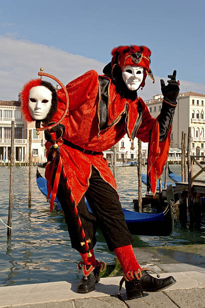 männliche maske aus rotem harlekin kostüm zum karneval in venedig - jester harlequin carnival venice italy stock-fotos und bilder