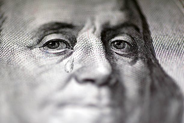 queda laceração da cara nos dólares americanos, close-up - one hundred dollar bill finance focus macro imagens e fotografias de stock