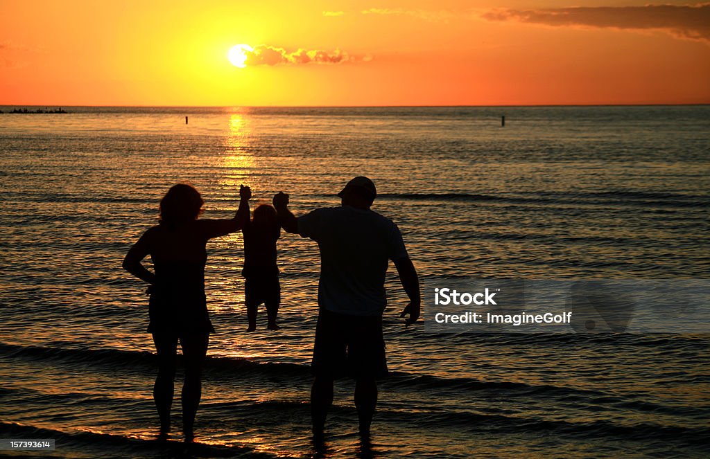 Silhouette der Eltern hält Kind bei Sonnenuntergang am Strand - Lizenzfrei 12-17 Monate Stock-Foto