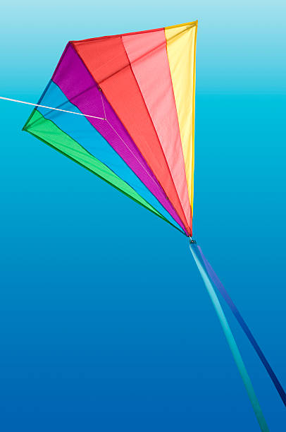 радуга delta kite на небесно-голубой - tail fin фо�тографии стоковые фото и изображения