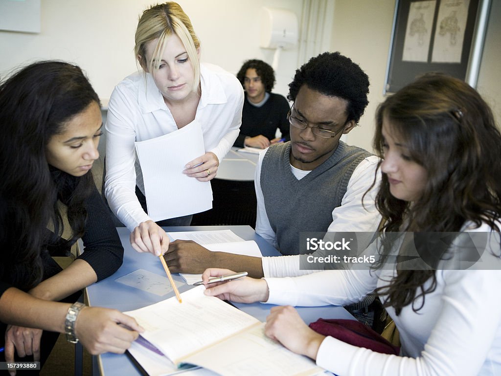 Jovens estudantes em classe sessão de estudos - Foto de stock de Confusão royalty-free