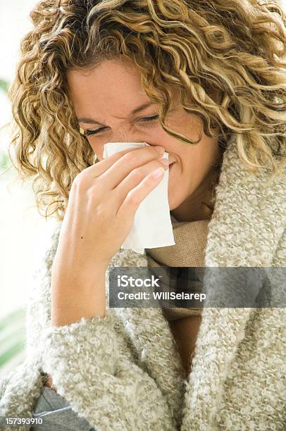 Kobieta Z Chusteczka Do Nosa - zdjęcia stockowe i więcej obrazów Ból głowy - Ból głowy, Choroba, Chusteczka do nosa