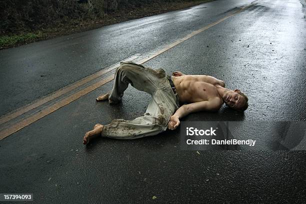 남자 힐튼의 Road 남자에 대한 스톡 사진 및 기타 이미지 - 남자, 누워있기, 더러운