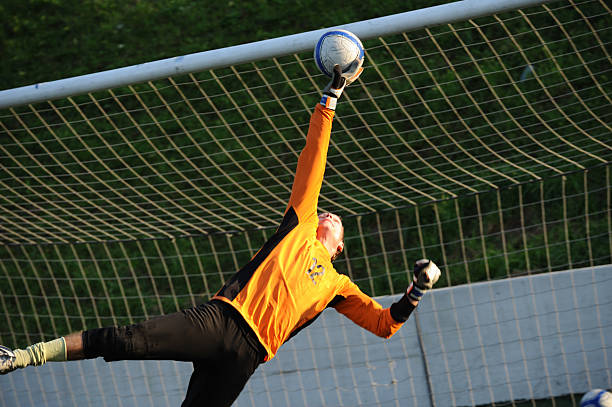 fußball torhüter - ball halten stock-fotos und bilder