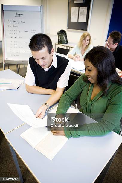 Erwachsene Bildung Erwachsene Studenten Die Gemeinsam Im Klassenzimmer Stockfoto und mehr Bilder von Lesen