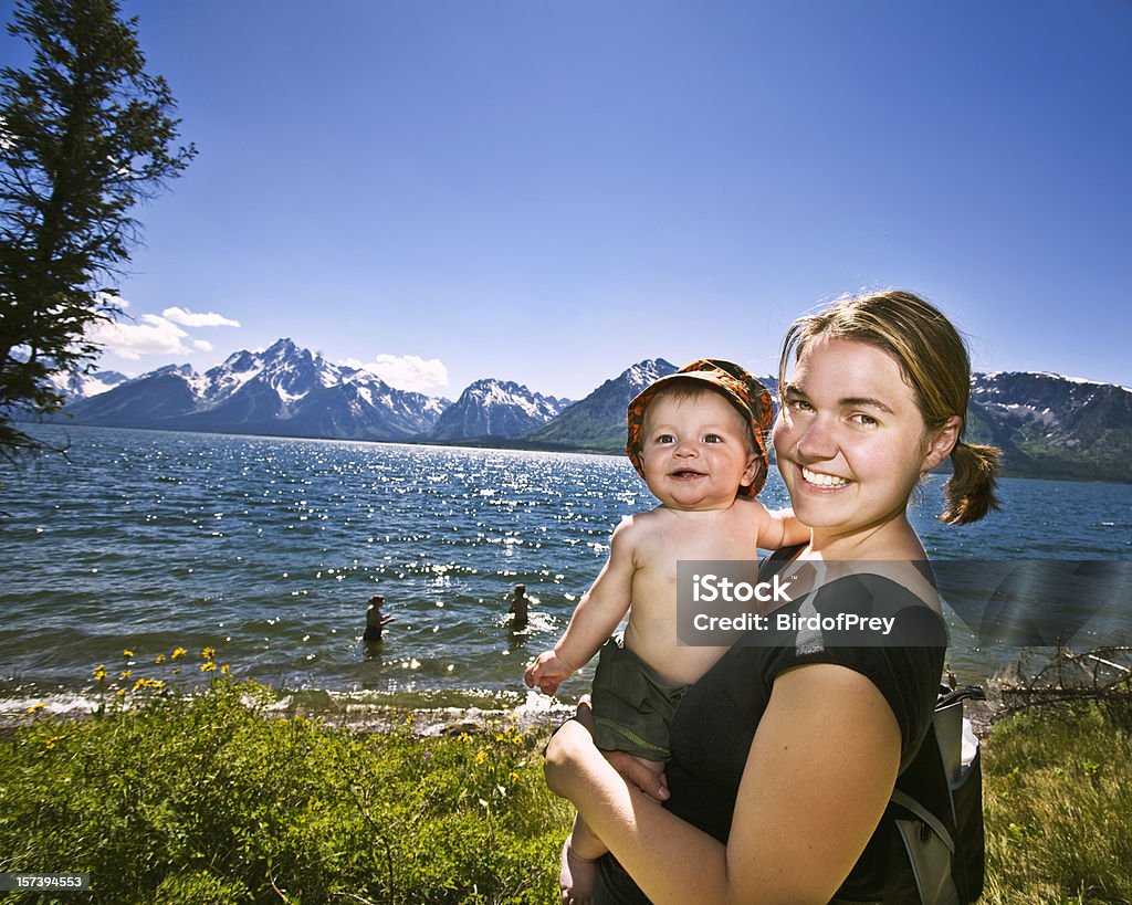 Pływanie w Jackson Lake, Grand Tetons National Park. - Zbiór zdjęć royalty-free (Brzeg jeziora)