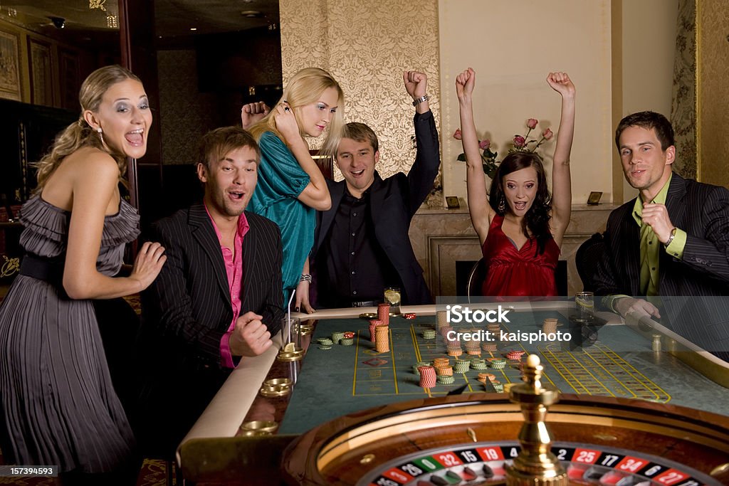 Pessoas no cassino Ver a roda spin - Foto de stock de Adulto royalty-free