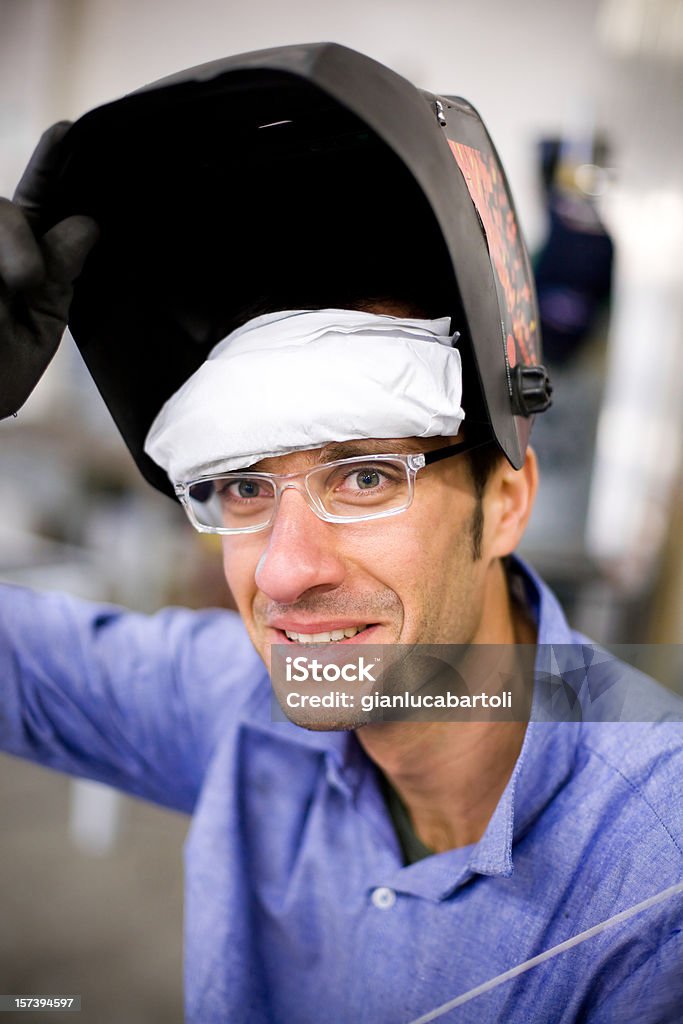 Uomo al lavoro nel settore meccanico - Foto stock royalty-free di Acciaio