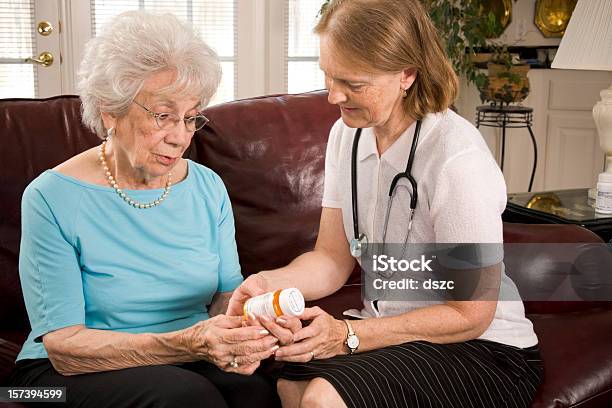 Home Медицины Медицинской Professional Помогает Пожилая Женщина С Таблетки — стоковые фотографии и другие картинки 50-59 лет