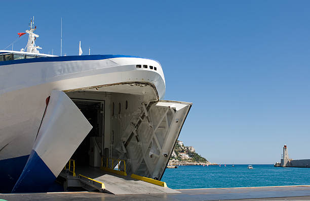 ferry prêts à charger - ferry terminal photos et images de collection
