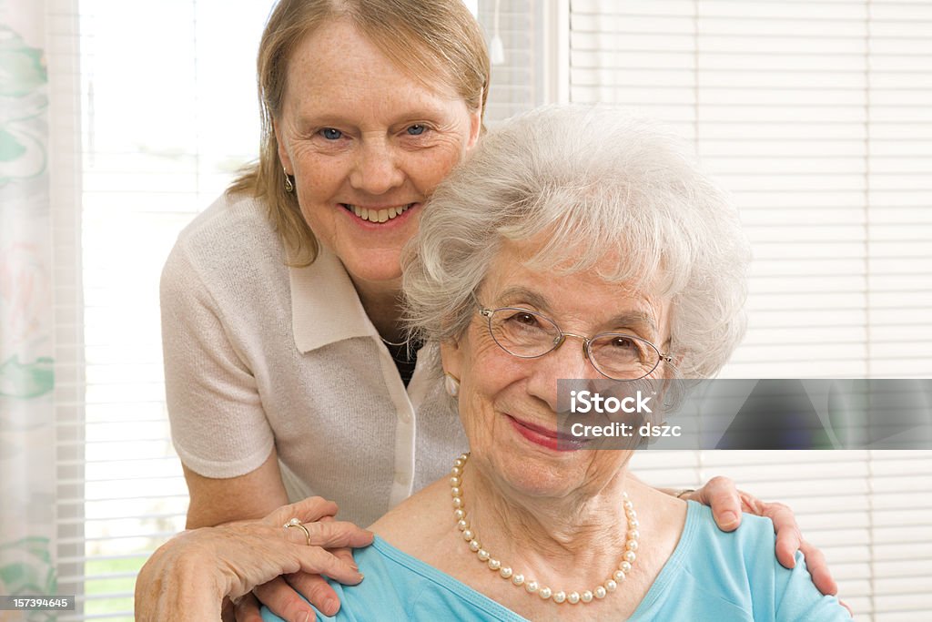 Deux femmes d'âge mûr: Mère et la Belle-fille - Photo de Adulte libre de droits