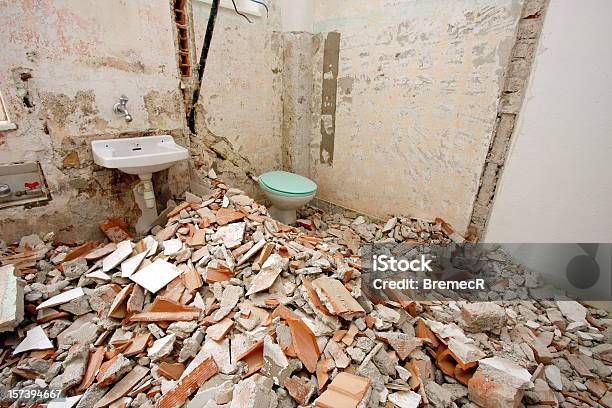 Demolido Casa De Banho - Fotografias de stock e mais imagens de Casa de banho - Casa de banho, Demolir, Arruinado