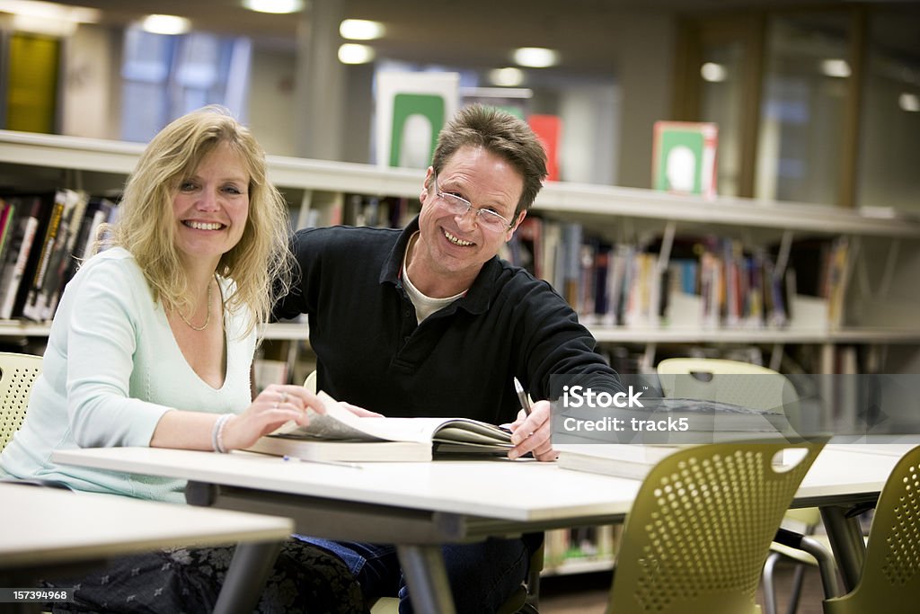 Erwachsene Bildung: Ältere Schüler, die revision in Ihrer college-Bibliothek - Lizenzfrei Akademisches Lernen Stock-Foto