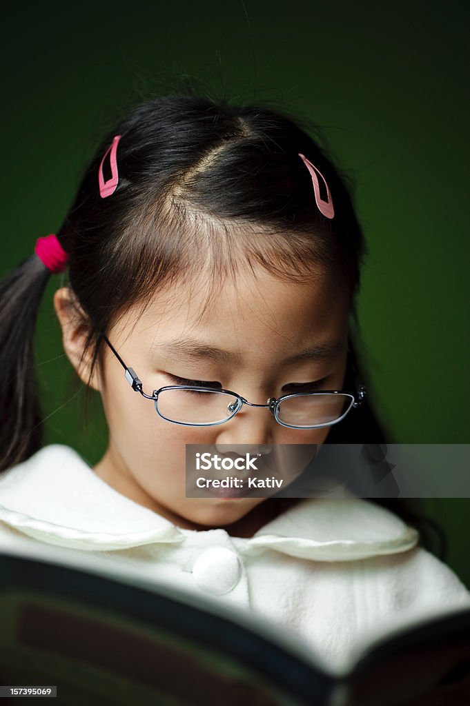 Ragazza carina lettura - Foto stock royalty-free di 4-5 anni