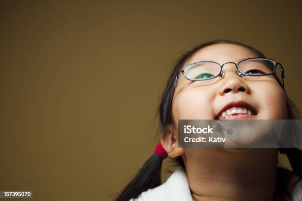 Ragazza Carina Guardando In Alto E Sorridente - Fotografie stock e altre immagini di Bambine femmine - Bambine femmine, Etnia indo-asiatica, Guardare in su