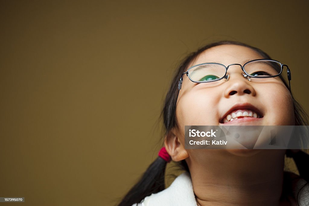 Симпатичная девочка, Глядя вверх и улыбается - Стоковые фото Азиатского и индийского происхождения роялти-фри