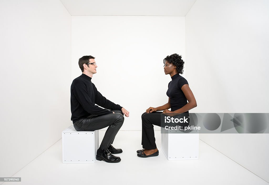 Mann und Frau sitzen auf der anderen - Lizenzfrei 20-24 Jahre Stock-Foto