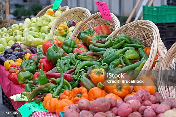 Gemischte Paprikaschoten In Die Farmers Market Stockfoto und mehr Bilder von Anaheim-Schote - Anaheim-Schote, Bauernmarkt, Bunt - Farbton