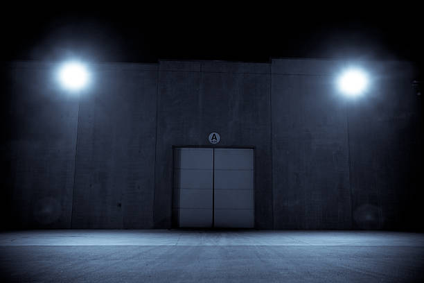 noc cienie - abandoned factory warehouse dark zdjęcia i obrazy z banku zdjęć