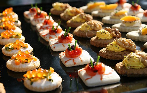 elegante appetithäppchen - canape buffet cocktail food stock-fotos und bilder