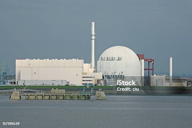 Nuclear Power Plant - zdjęcia stockowe i więcej obrazów Bezchmurne niebo - Bezchmurne niebo, Budynek z zewnątrz, Chłodnia kominowa