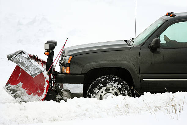 arado quitar nieve en frío vehemente día - snowplow snow parking lot truck fotografías e imágenes de stock