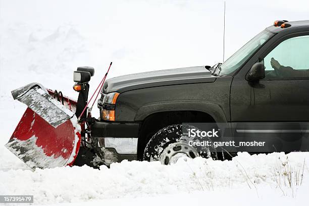 Pług Usuwanie Śniegu Zabarwiona Na Chłodne Dni - zdjęcia stockowe i więcej obrazów Pick-up - Pick-up, Śnieg, Pług śnieżny