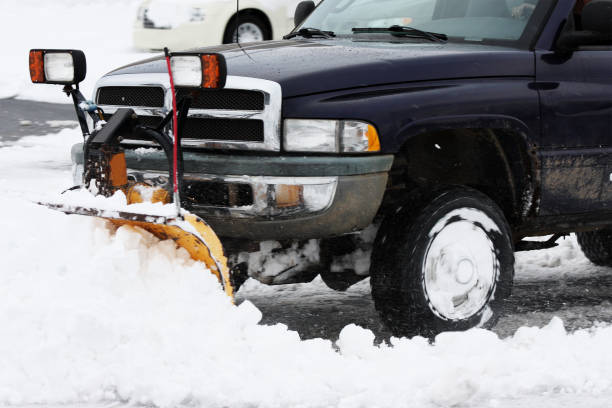 gran camión con arado de nieve quitar - snowplow snow parking lot truck fotografías e imágenes de stock