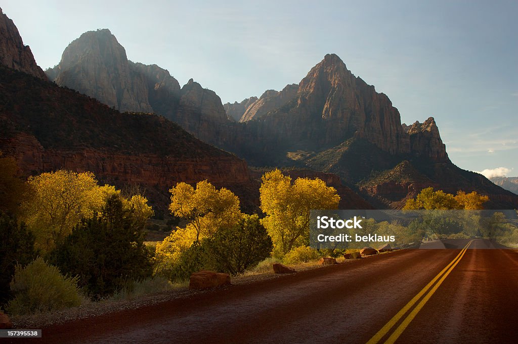 Hasta the Watchman - Foto de stock de Carretera del desierto libre de derechos