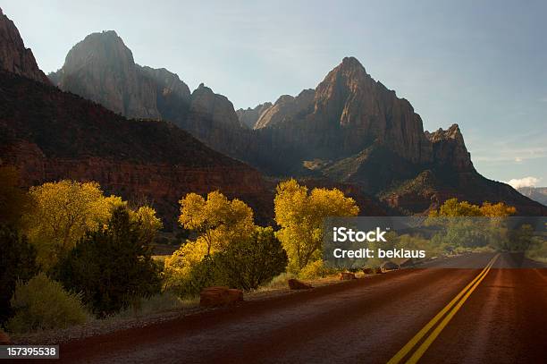 Foto de Estrada De Montanha Watchman e mais fotos de stock de Estrada no Deserto - Estrada no Deserto, Nascer do sol, A caminho