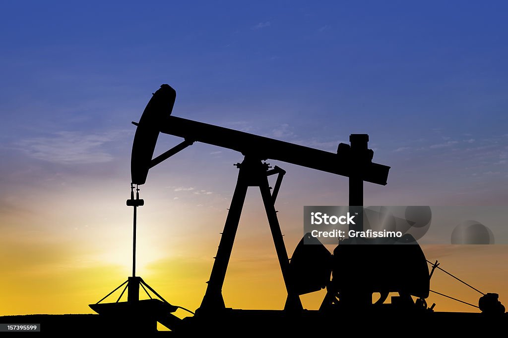 Bomba de petróleo no deserto ao pôr do sol - Royalty-free Abastecer Foto de stock