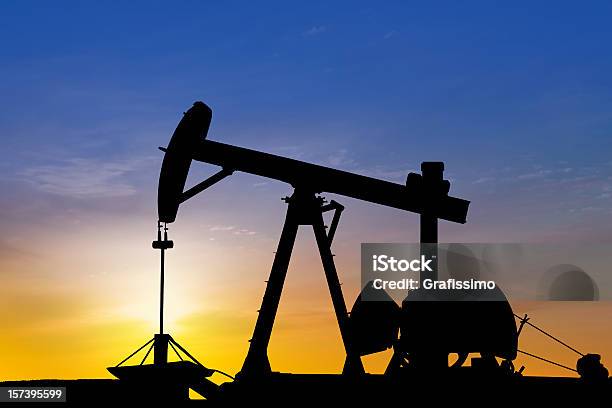 Bomba De Petróleo No Deserto Ao Pôr Do Sol - Fotografias de stock e mais imagens de Abastecer - Abastecer, Amanhecer, Azul