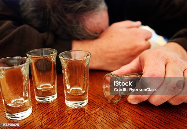 Nadużycie Alkoholu Strzał Okulary Dojrzały Człowiek Usuwany - zdjęcia stockowe i więcej obrazów Alkohol - napój