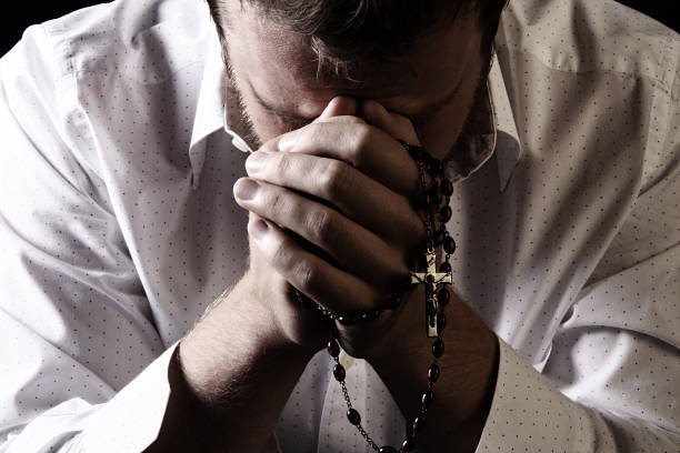 기도하기 - prayer beads 뉴스 사진 이미지