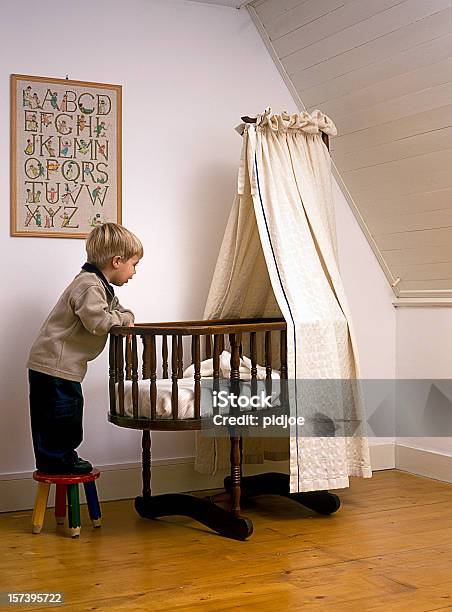 Rapaz In Nursery - Fotografias de stock e mais imagens de Banco de Sentar - Banco de Sentar, Criança, Ficar de Pé