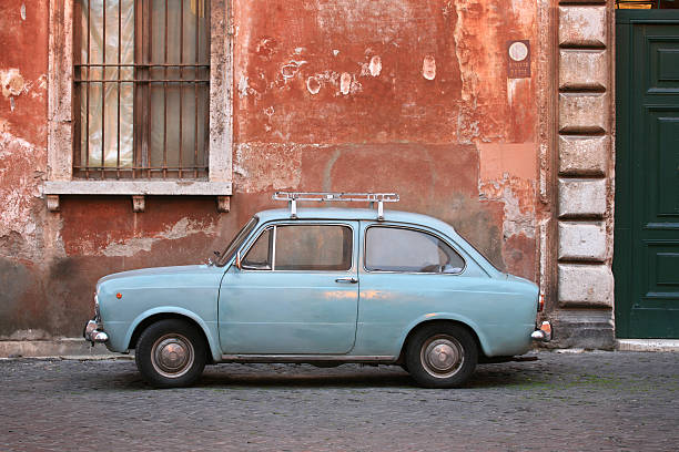 kleiner blauer vintage auto in rom, italien - italienische kultur fotos stock-fotos und bilder