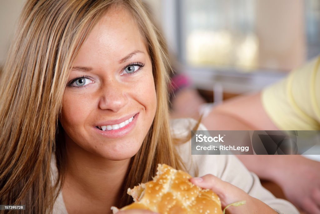 십대 여자아이 염분과 Cheeseburger - 로열티 프리 건강에 좋지 않은 음식 스톡 사진