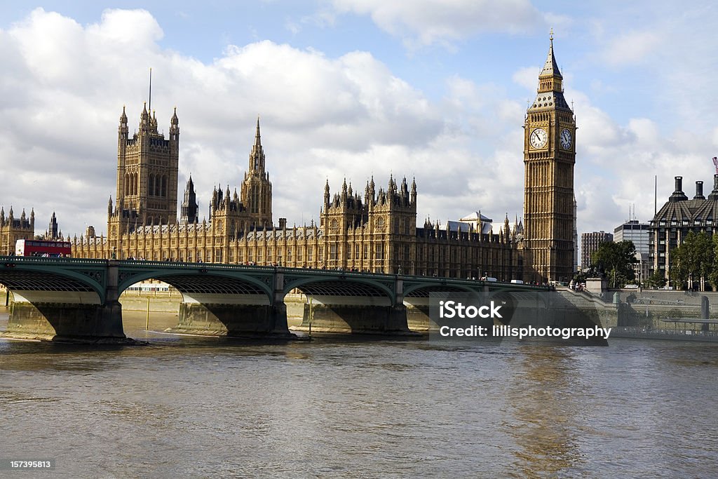 Здание парламента в Лондоне, Англия - Стоковые фото Автобус роялти-фри