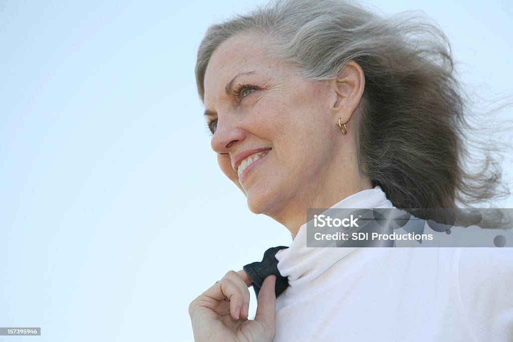 Uśmiechając się Starsza kobieta Patrząc w przyszłość - Zbiór zdjęć royalty-free (Dobre samopoczucie)
