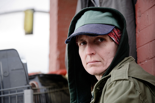 Homeless mujer en una calle de la ciudad photo