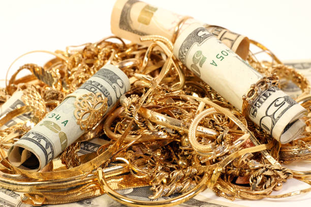 bargeld bezahlten für ihre alten schmuck - jewelry paper currency gold currency stock-fotos und bilder