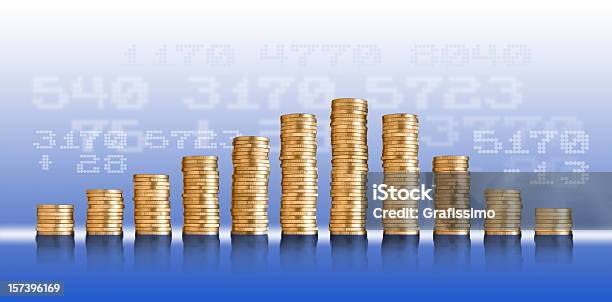 青色の背景にゴールドのコイン - グラフのストックフォトや画像を多数ご用意 - グラフ, 曲線, ユーロ貨幣