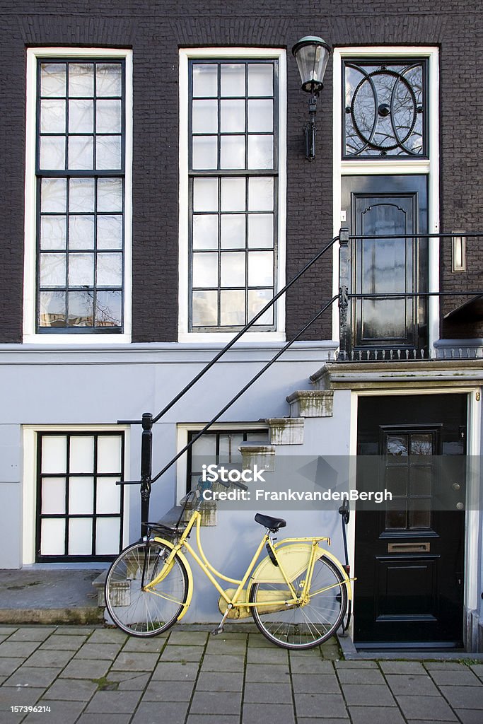 Желтый велосипед - Стоковые фото Grachtenpand роялти-фри