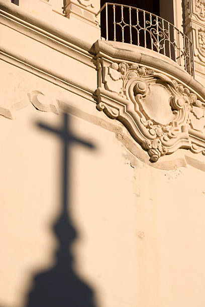 reflexão religiosa - san francisco county church cross shape cross imagens e fotografias de stock