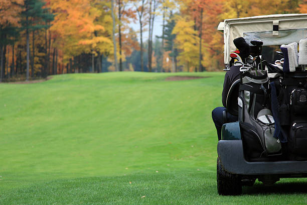 골프 선수 탑승형 in 골프 카트 다가갔다 퍼팅 그린 - golf cart golf bag horizontal outdoors 뉴스 사진 이미지