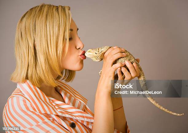 Beijo O Dragão - Fotografias de stock e mais imagens de Animal de Estimação - Animal de Estimação, Esquisito, Lagarto