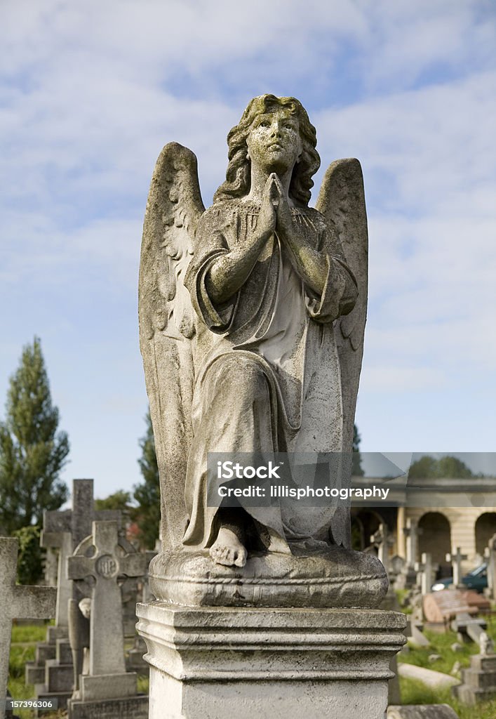 Stone ange dans le vieux cimetière de Londres - Photo de Agenouillé libre de droits