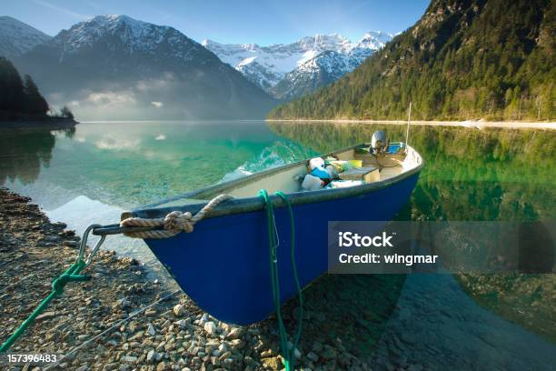 Barca Da Pesca - Fotografie stock e altre immagini di Abbandonato - Abbandonato, Acqua, Alpi