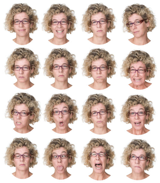 femme avec des cheveux bouclés blong et verres collection d'expressions - human hair women blond hair hairstyle photos et images de collection