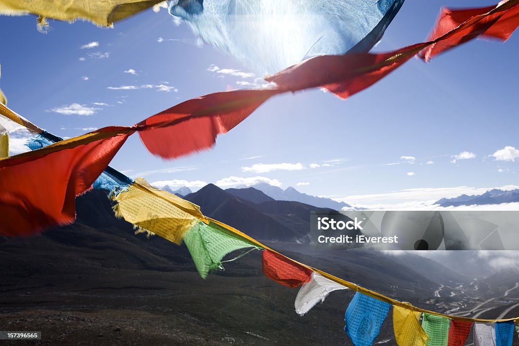 Bandiere di preghiera tibetano - Foto stock royalty-free di Ambientazione esterna